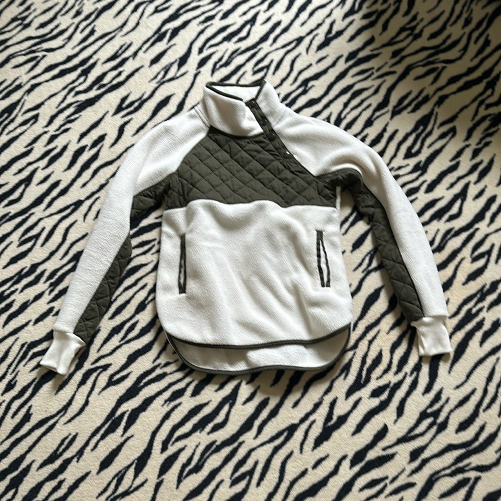 Abercrombie Asymmetrical Snap Fleece- army green size XXS